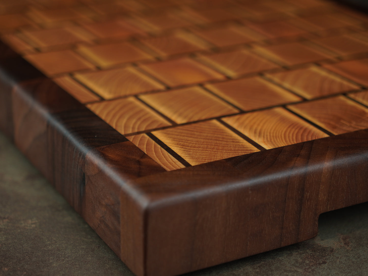 🪵🧱 La Muraille – La solidité à l’état pur - Planche en bois de bout de Frêne et Noyer