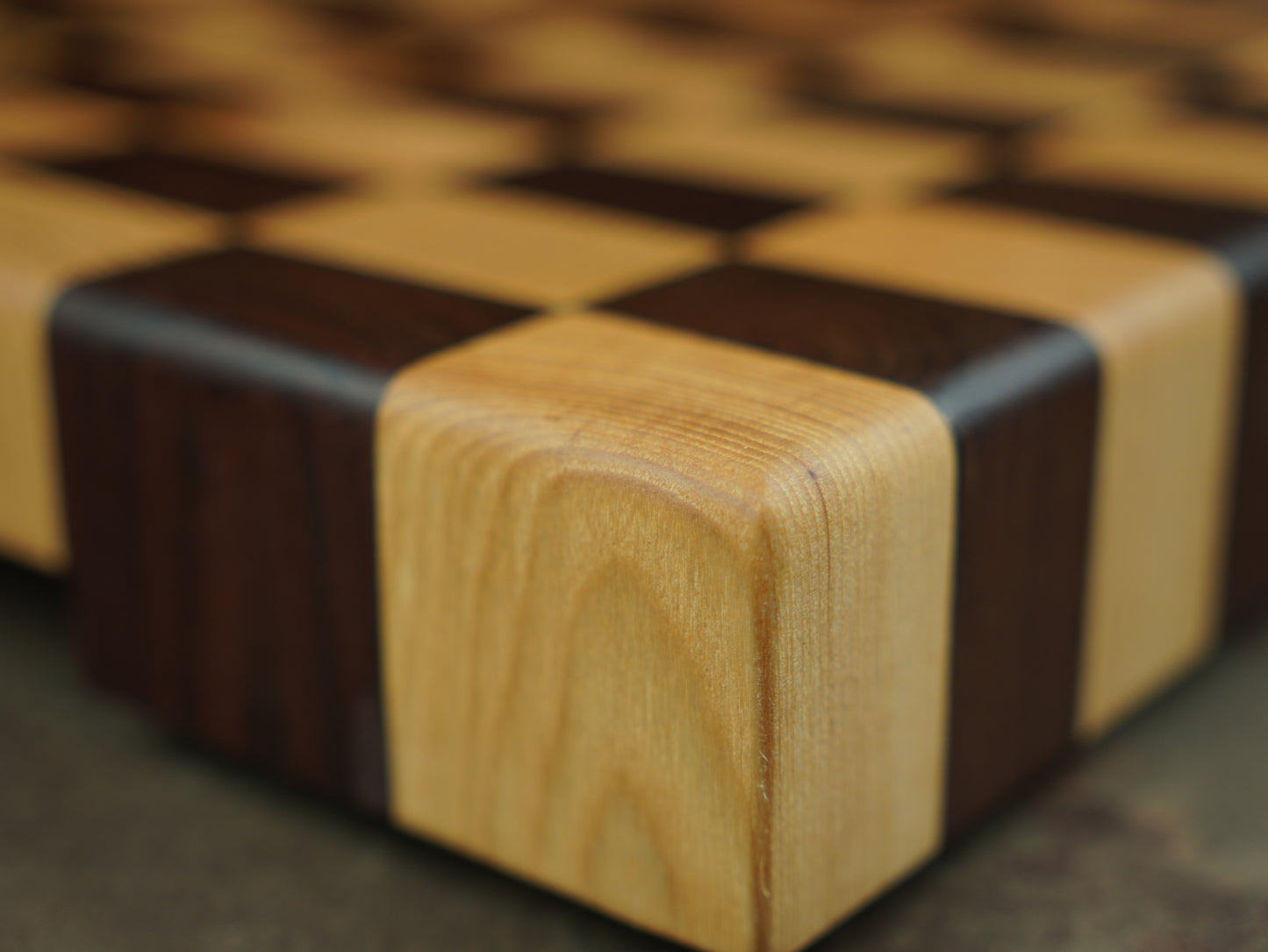🏁 Billot de Cuisine en Bois de Bout Damier – Frêne & Noyer