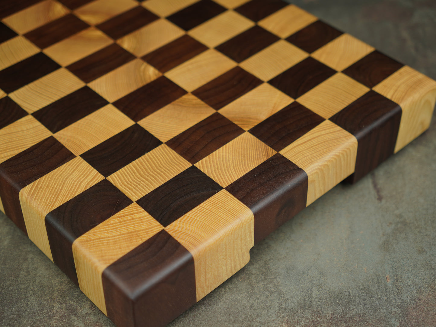 🏁 Billot de Cuisine en Bois de Bout Damier – Frêne & Noyer