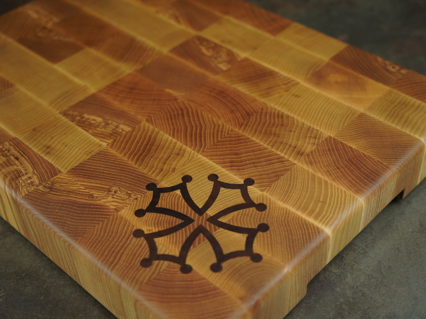 🪵 Croix Occitane en Noyer - Planche à découper en bois de bout de Frêne - Collection Terroir