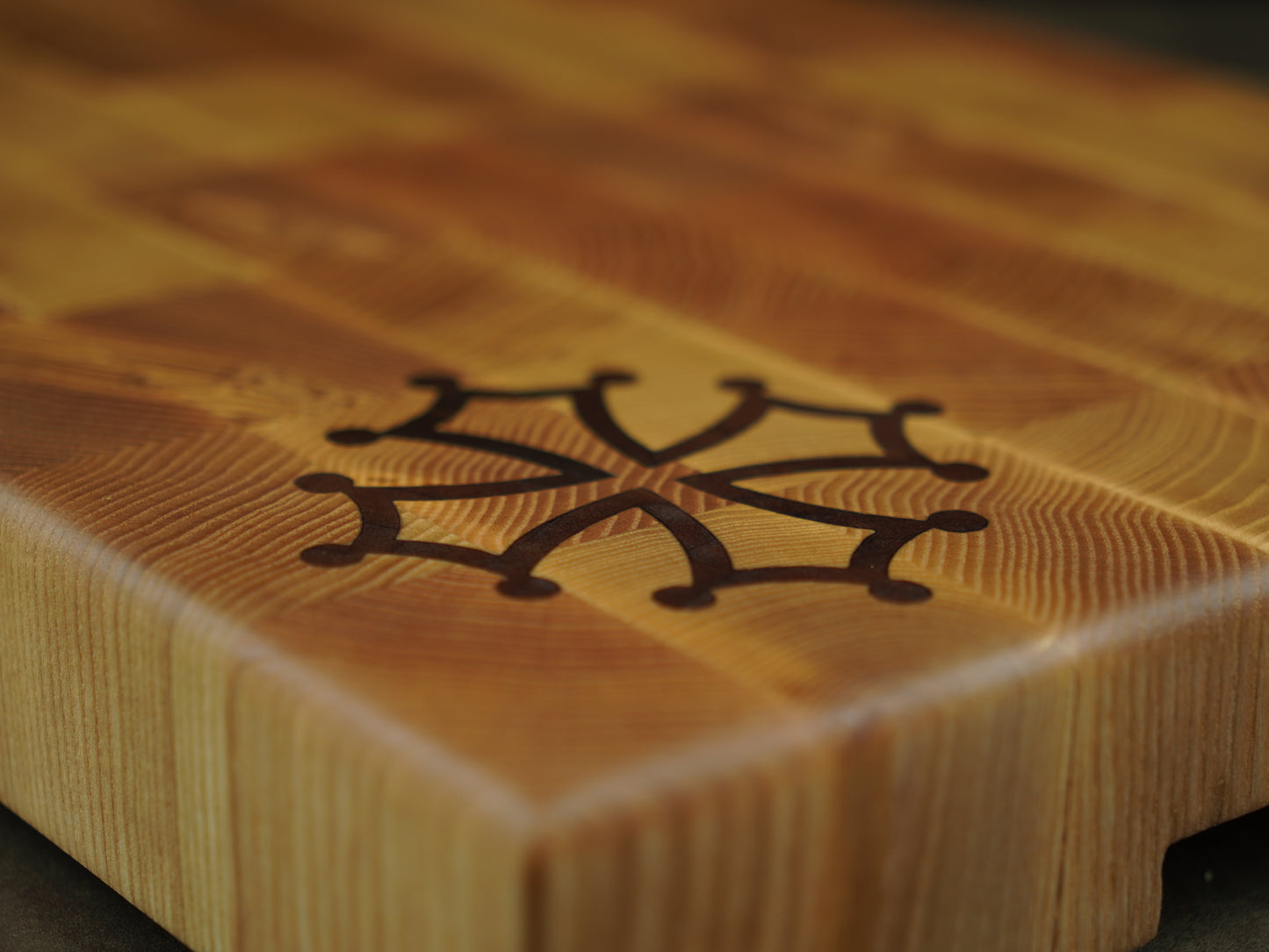 🪵 Croix Occitane en Noyer - Planche à découper en bois de bout de Frêne - Collection Terroir