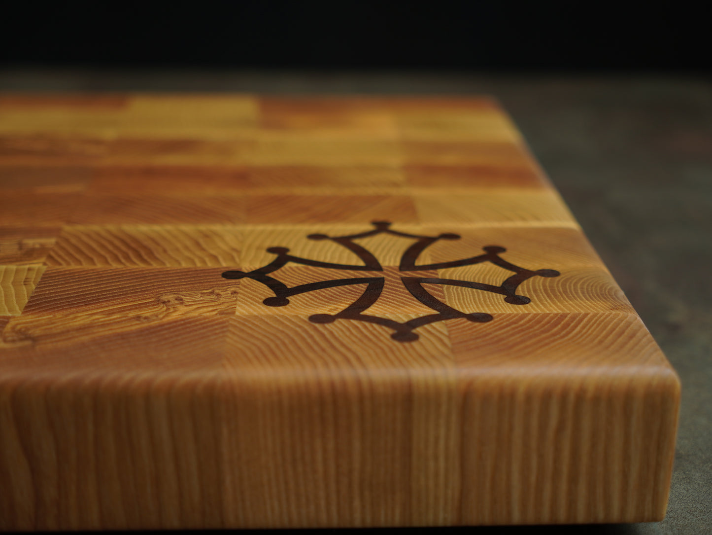 🪵 Croix Occitane en Noyer - Planche à découper en bois de bout de Frêne - Collection Terroir