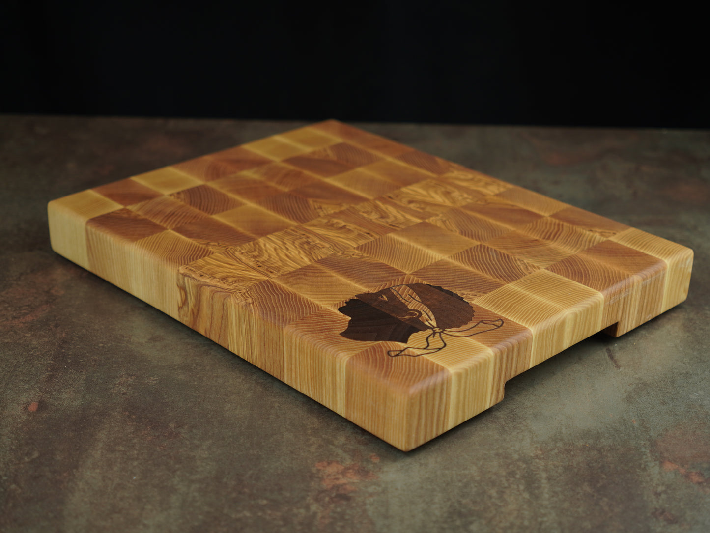 🪵 Planche à découper en bois de bout – Tête de Maure en Noyer | Collection Terroir Corse