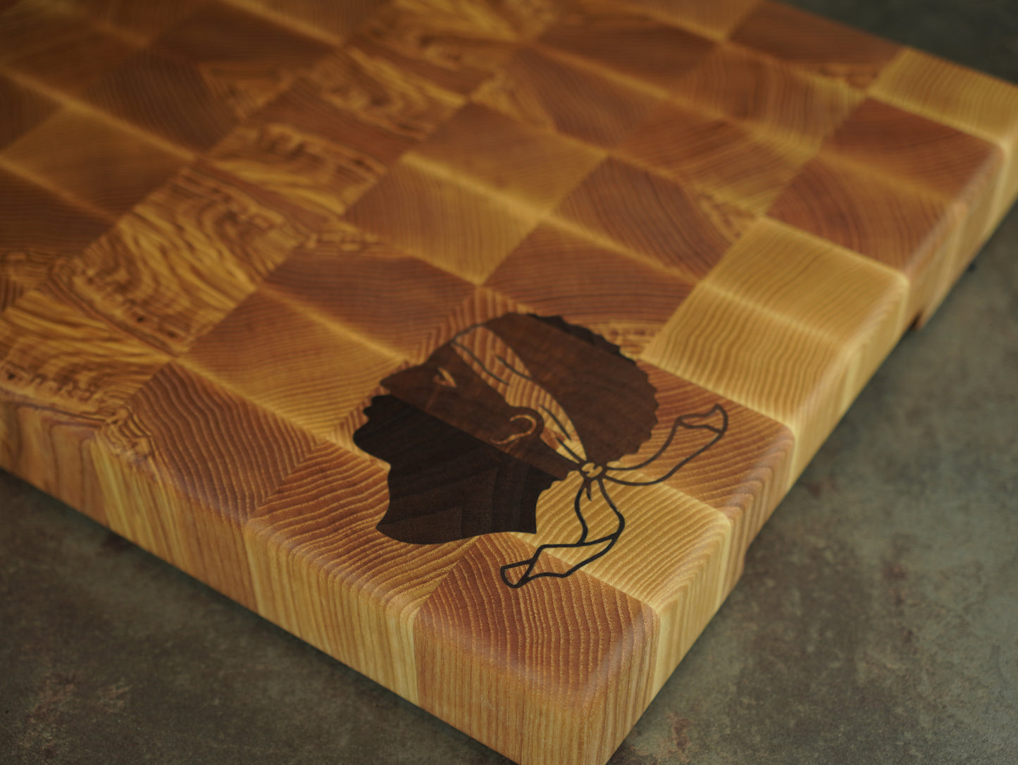 🪵 Planche à découper en bois de bout – Tête de Maure en Noyer | Collection Terroir Corse