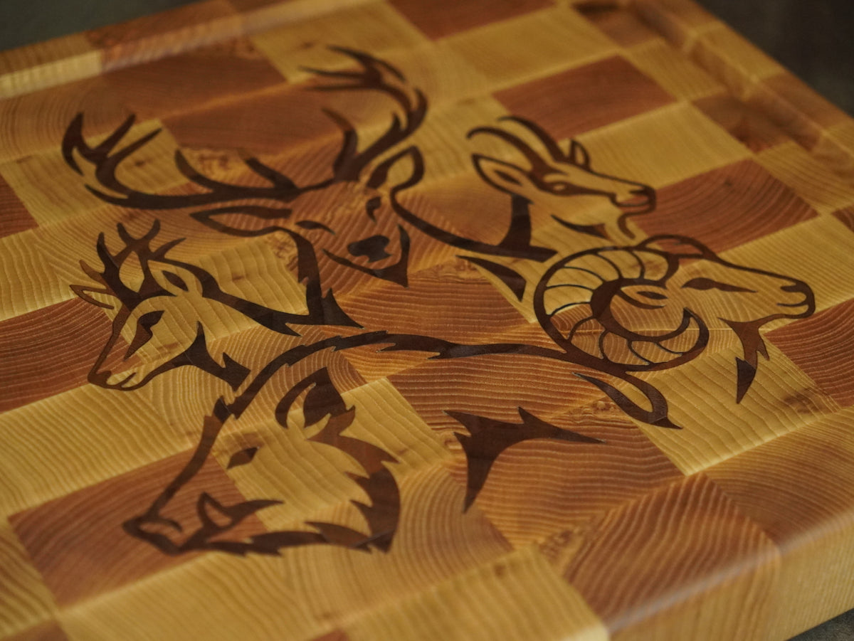 Gros plan sur l'incrustation en noyer de faune de chasse sur planche en frêne