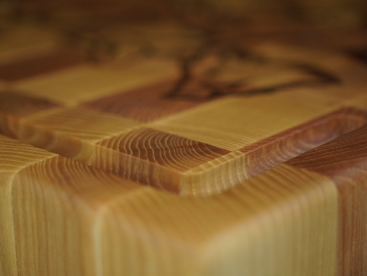 Détail des cernes du frêne en bois de bout et du bord arrondi de la planch