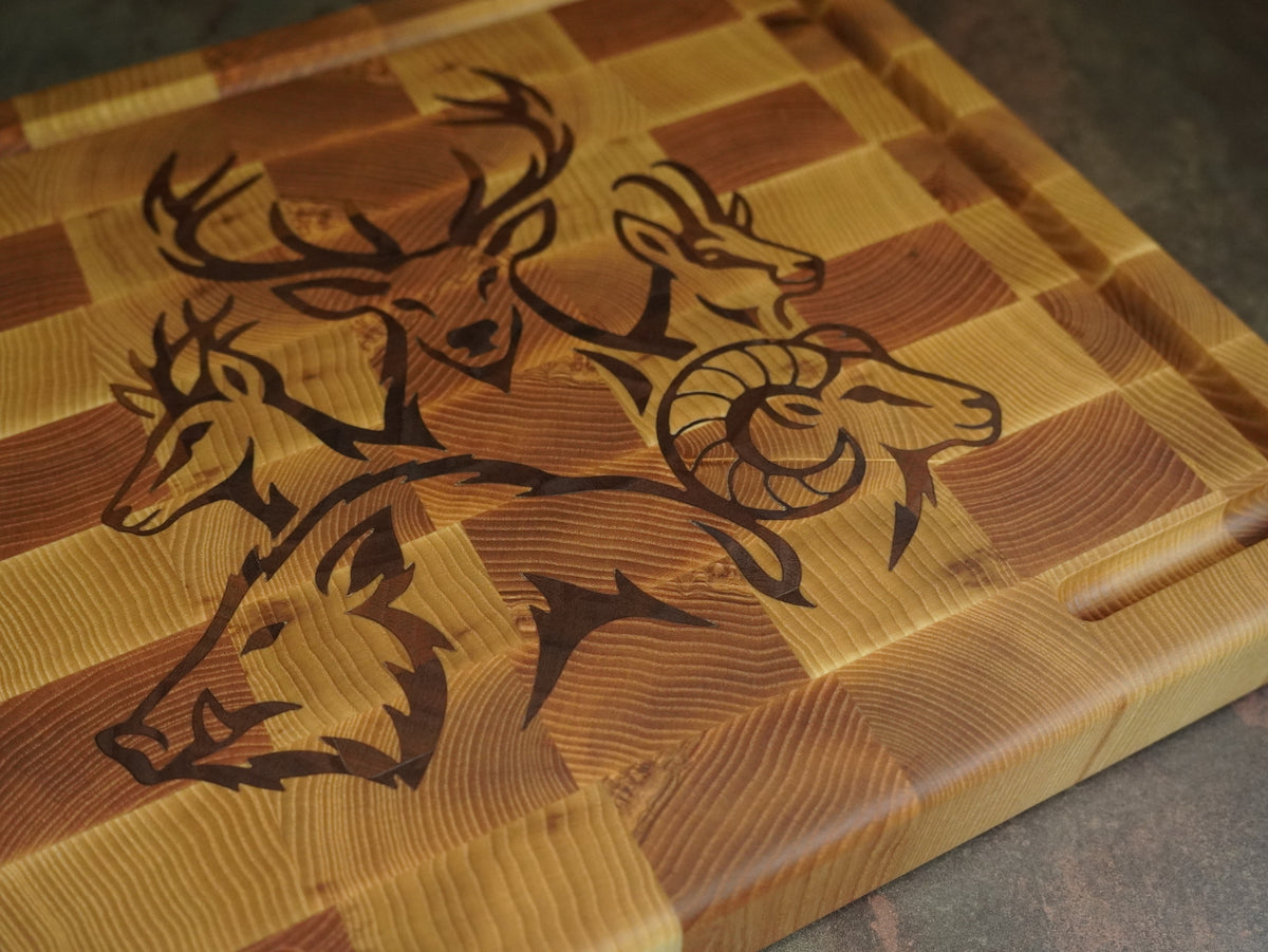 Planche à découper artisanale en frêne, incrustation noyer cerf et sanglier, rigole à jus